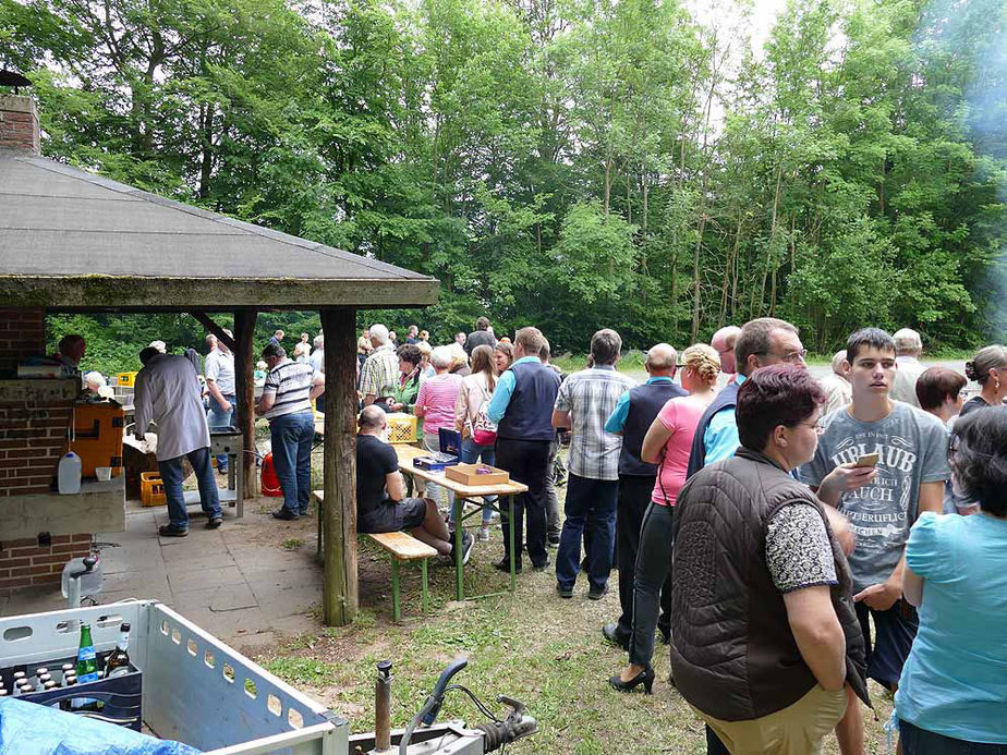 Entzünden des Johannifeuers (Foto: Karl-Franz Thiede)